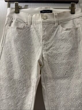 White House Black Market White Embroidered Skinny Jeans with Bead Detail Sz 0R